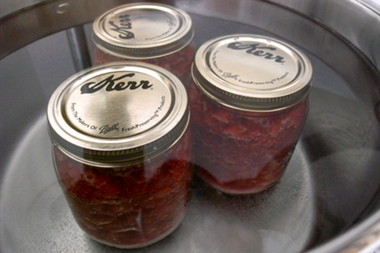 Boiling the jam in the jars