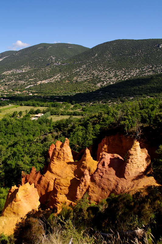 The red rocks of Colorado Provençal, in the midst of the green garrigue, near Rustrel, France