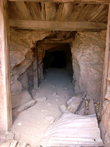 http://justinsomnia.org/images/death-valley-looking-inside-mine-shaft.jpg