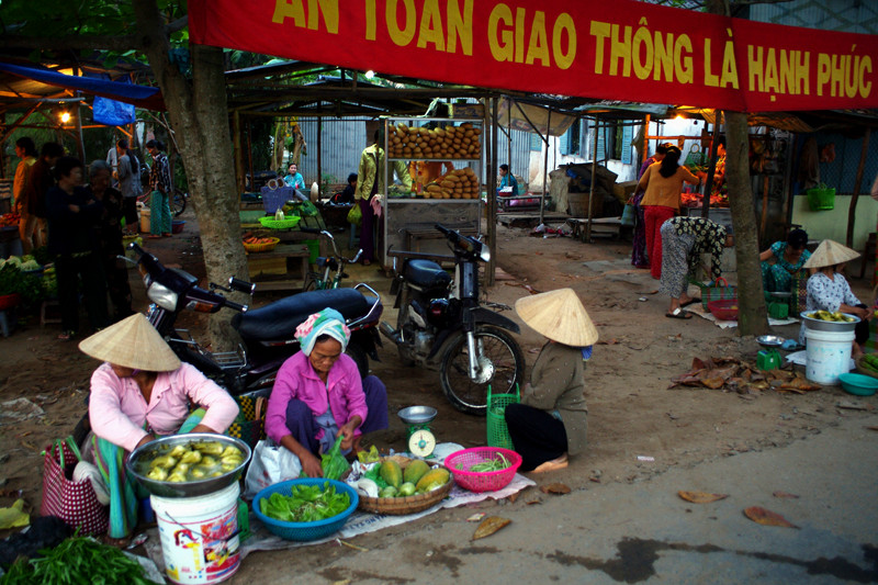 Local market in Cần Thơ, Vietnam before sunrise