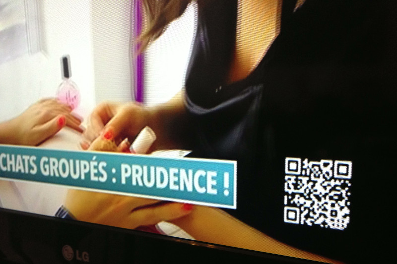 QR Code on TV in France on a black background