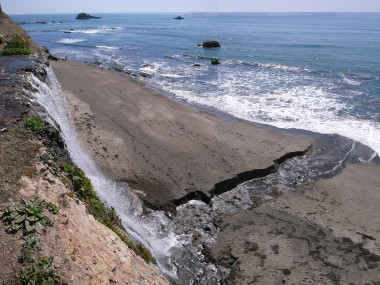 At the edge of the cliff, where the Alamere Falls descends to the ocean