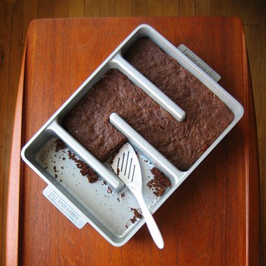 Baker's Edge brownie pan