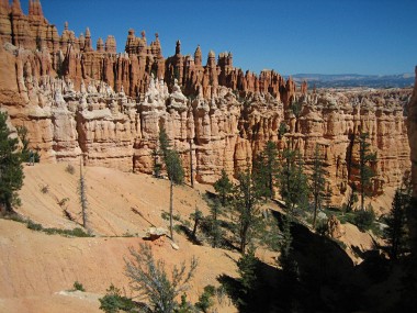 Bryce Canyon National Park hoodoos come in many different colors