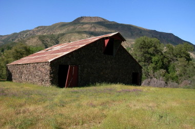 Barn along the Cache Creek Canyon Frog Pond Trail