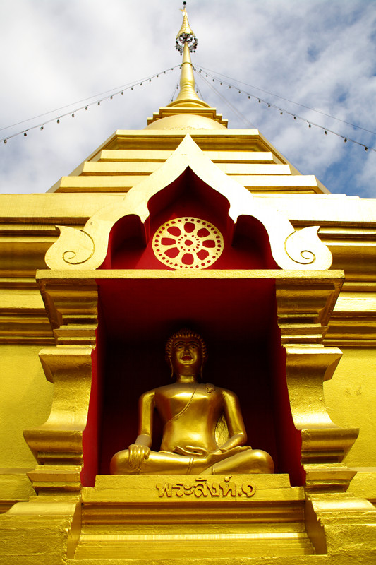 chiang mai thailand wat kuan kama golden buddha
