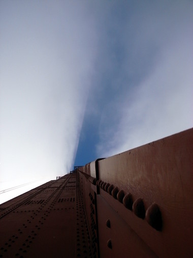Interesting effect of the Golden Gate Bridge blocking the fog