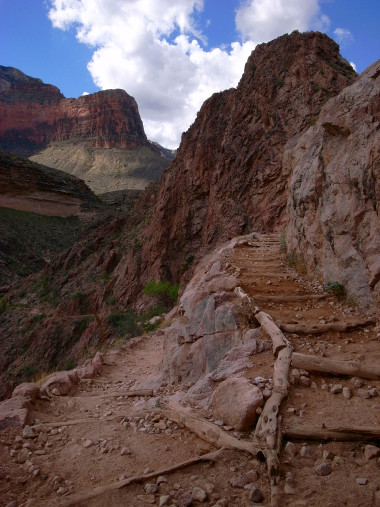 Stunning switchback on the Bright Angel Trail