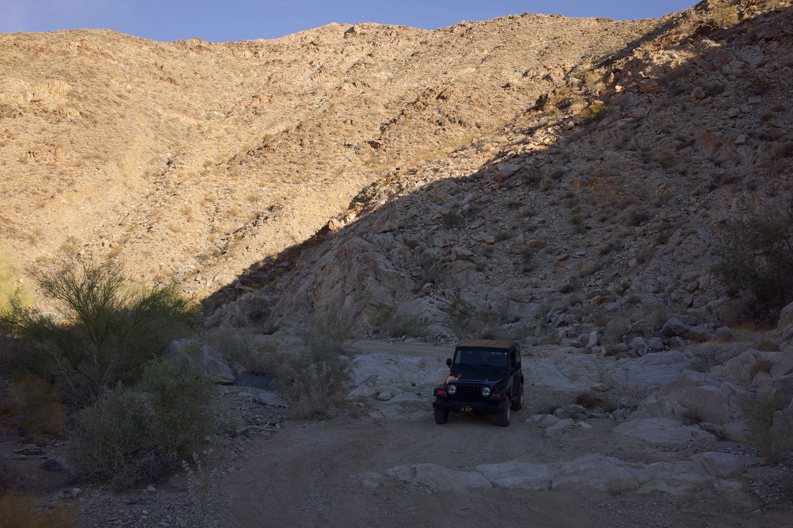 The rocky obstacle on Pinkham Canyon in Joshua Tree National Park in context