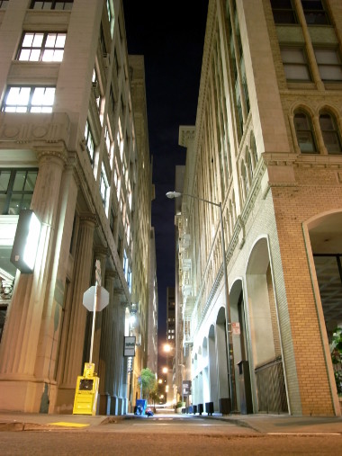 Leidesdorff alley at night