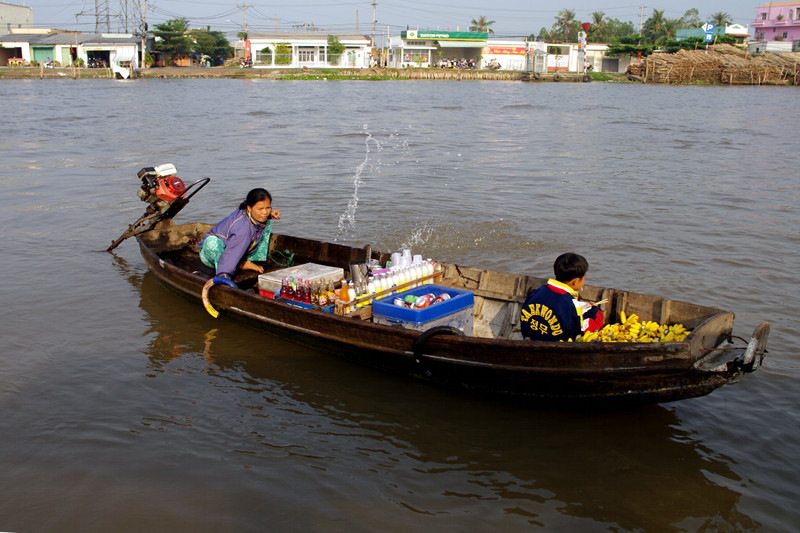 Tourist refreshments boats at the Cần Thơ floating market