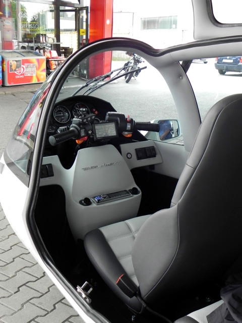 Cockpit and controls of a MonoTracer
