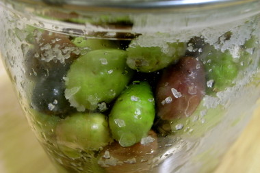 Curing olives in a preserve jar