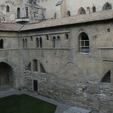 Palais des Papes Cour d'Honneur bottom