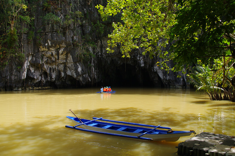 palawan subterranean river national park boat entering cave