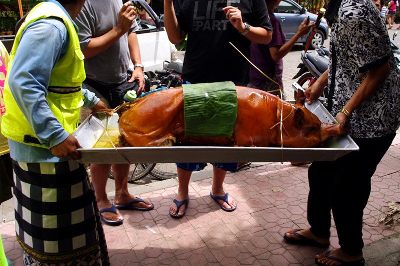 Babi guling arrives at Warung Babi Guling Ibu Oka in Ubud, Bali