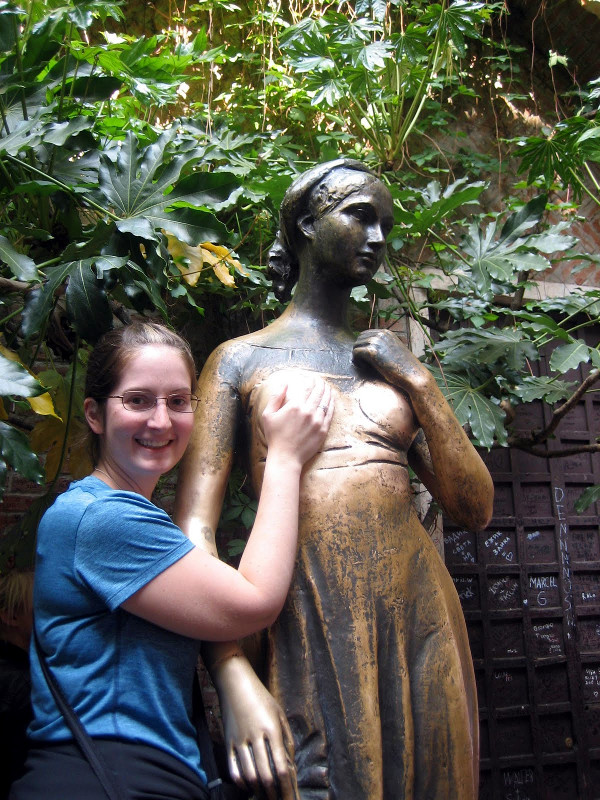 Katie touching the lucky boob of the Juliet Statue at Casa di Giulietta in Verona, Italy (copyright Kathryn Watt)