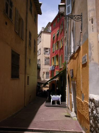 Narrow street in the Vieux Nice